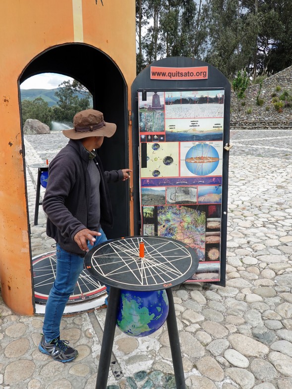 Ein Wissenschaftler erklärt den Äquator