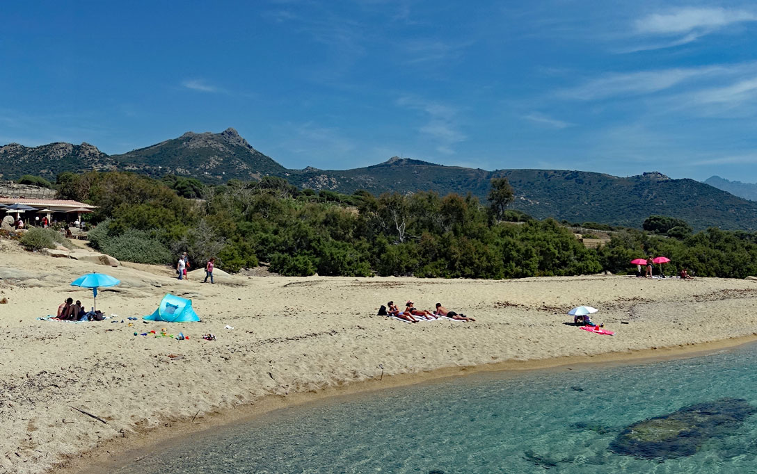 Strand von Aregno mit dem Strandrestaurant "A Rotta"