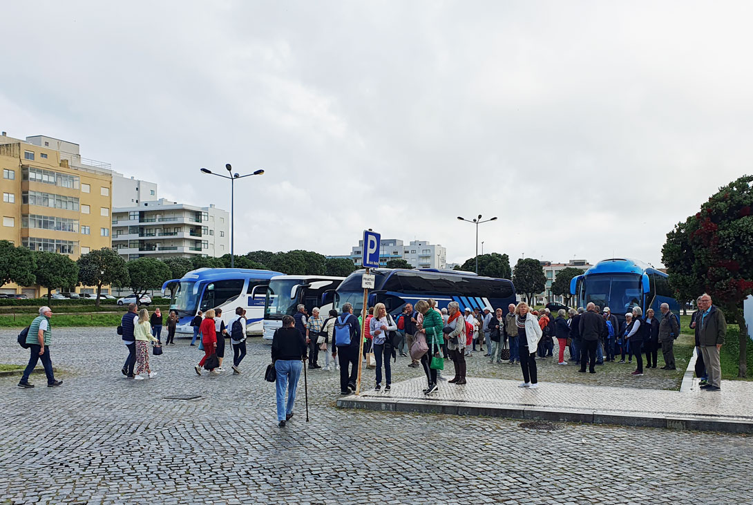 Abfahrt der Reisegruppen am Axis Hotel