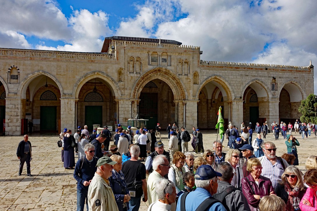 Touristen vor der Al Aqsa Moschee