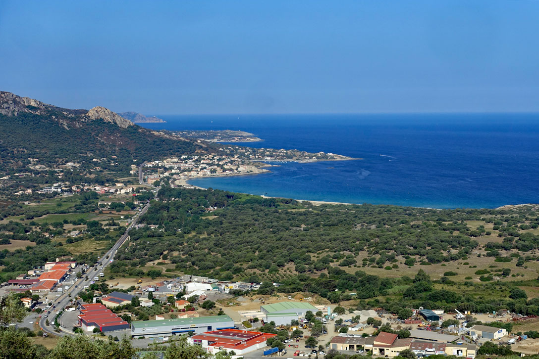 Blick auf Algajola vom Berg aus