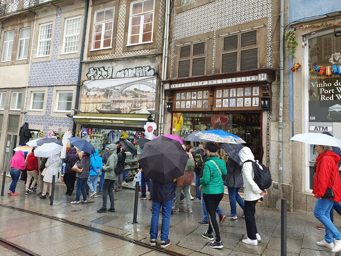 Altstadtspaziergang im Regen in Porto