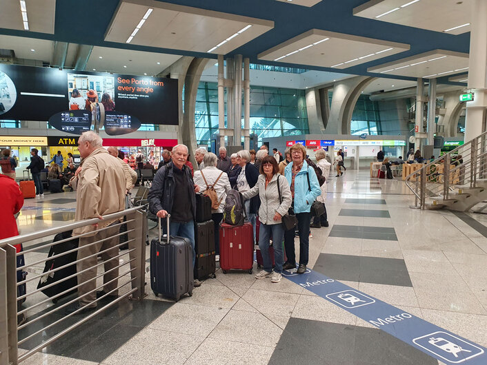 Reisegruppe auf dem Flughafen Porto