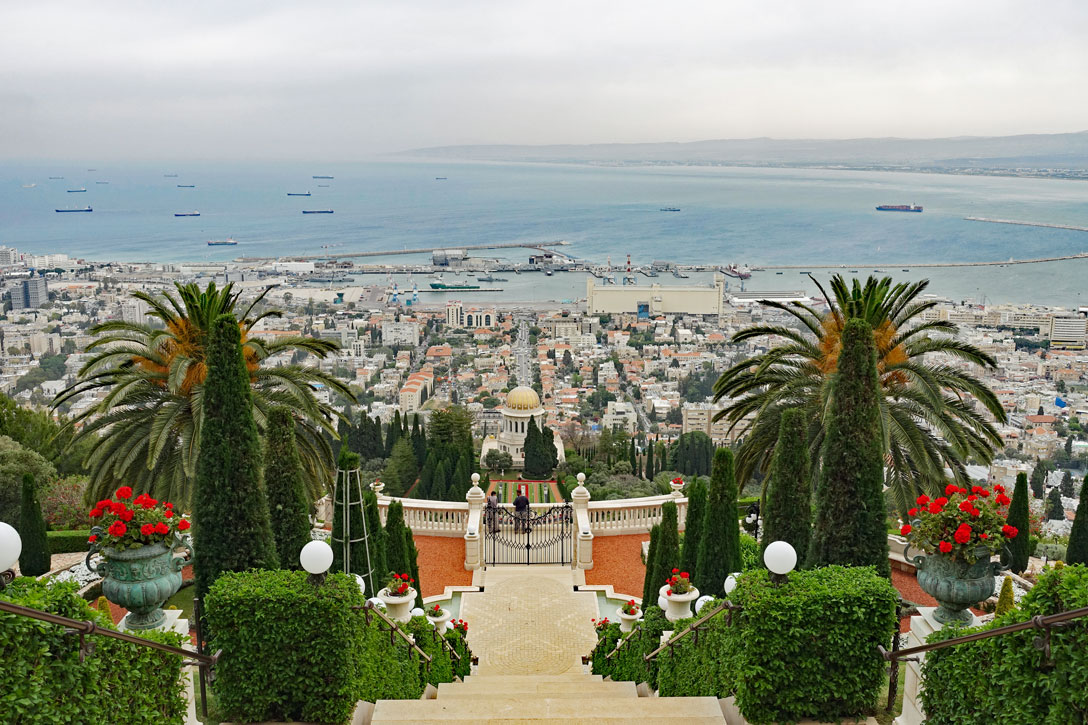 Blick über die Bahai-Gärten auf den Hafen von Haifa