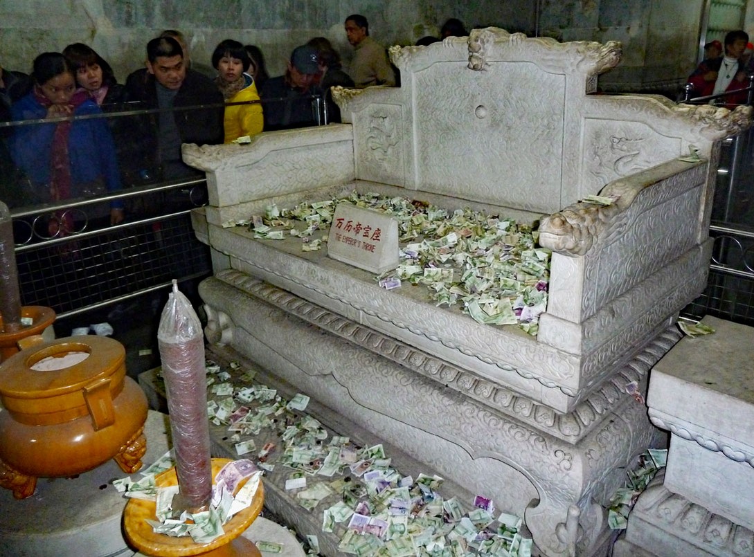 Der Kaiserthron wird mit Geldscheinen überhäuft