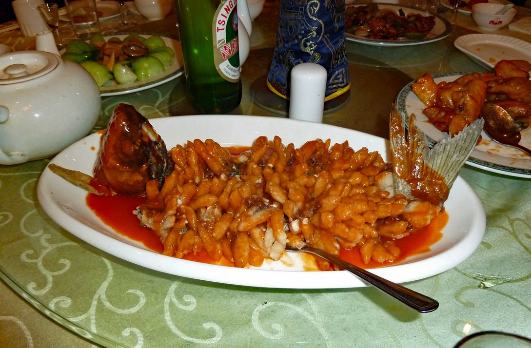 Ein seltsam dekorierter Fisch, der aber gut schmeckt