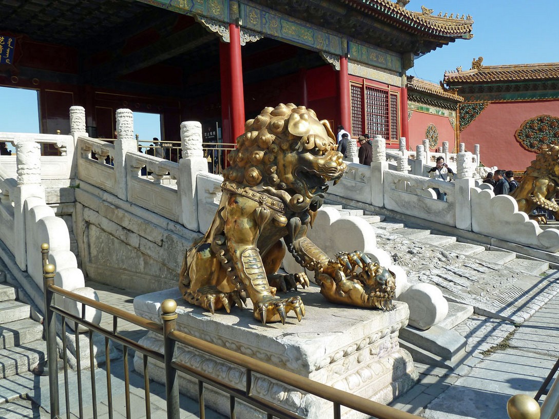 Löwen und Drachen an den Eingängen der Paläste