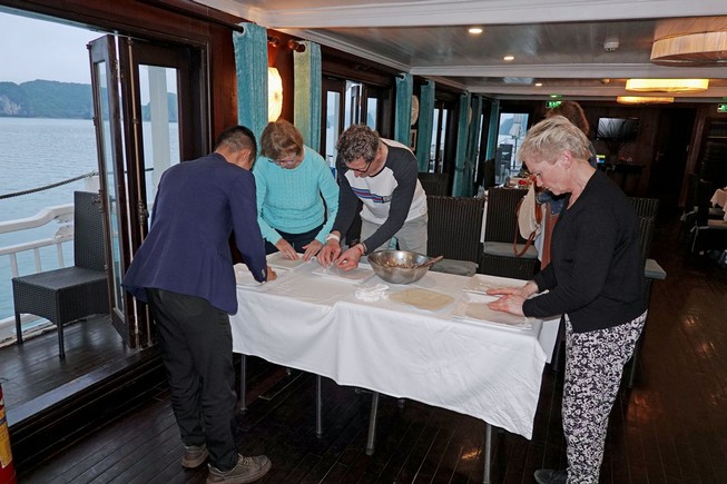 Die Passagiere stellen eine Frühlingsrolle her