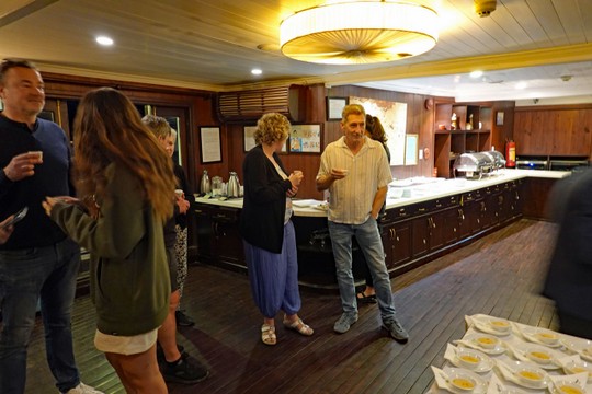 Der Reisschnaps aus der Kokusnusswird probiert