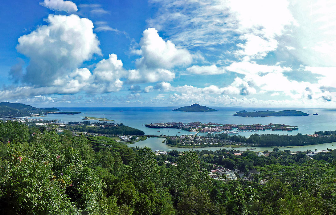 Blick auf Victoria mit den vorgelagerten künstlichen Inseln