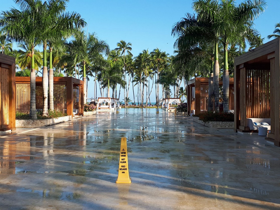 Blick auf den Pool bei Nässe