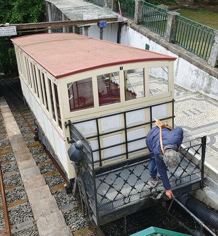 Befüllen des Wassertanks der leeren Kabine an der oberen Haltestation