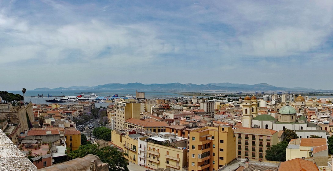 Blick vom Judenviertel auf den Hafen von Cagliari