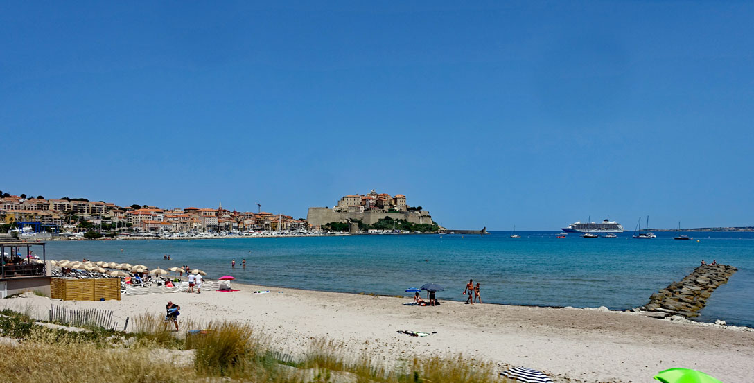 Blick vom vom Strand auf die Bucht und Burg von Calvi