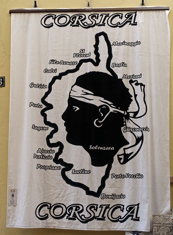 Flagge um Umrisse von Korsika