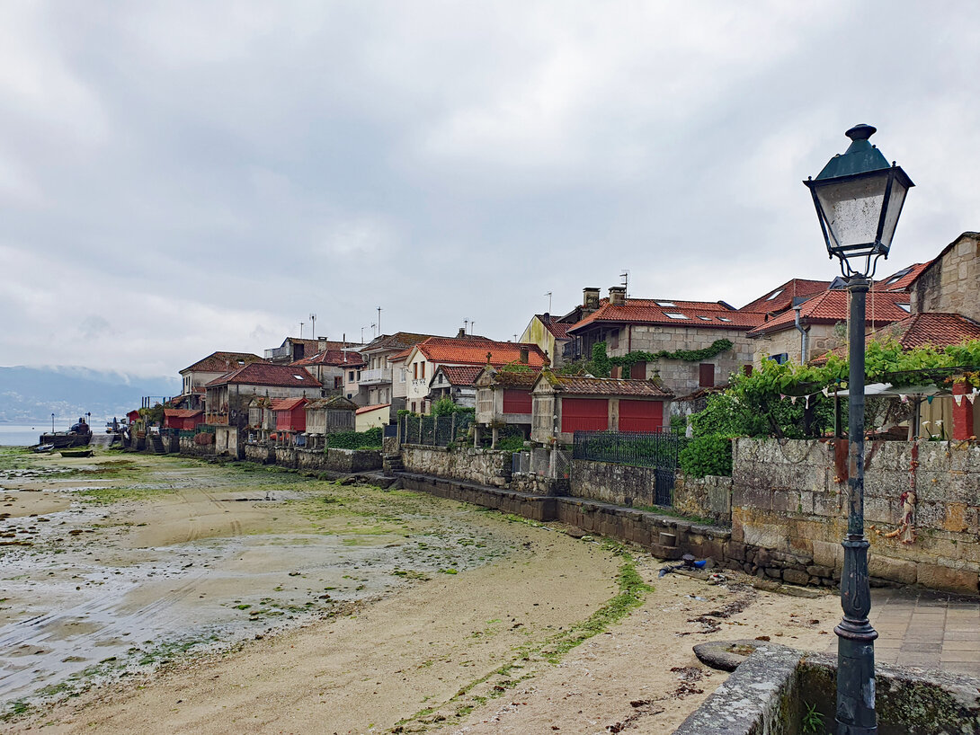 Die Bucht von Combarro bei Ebbe