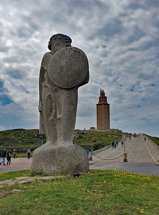 Statue des keltischen Königs Brogán am Fuße des Hercules-Leuchtturms
