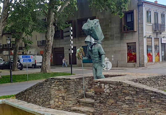 Denkmal des Korbträgers aus den Weinbergen am Douro