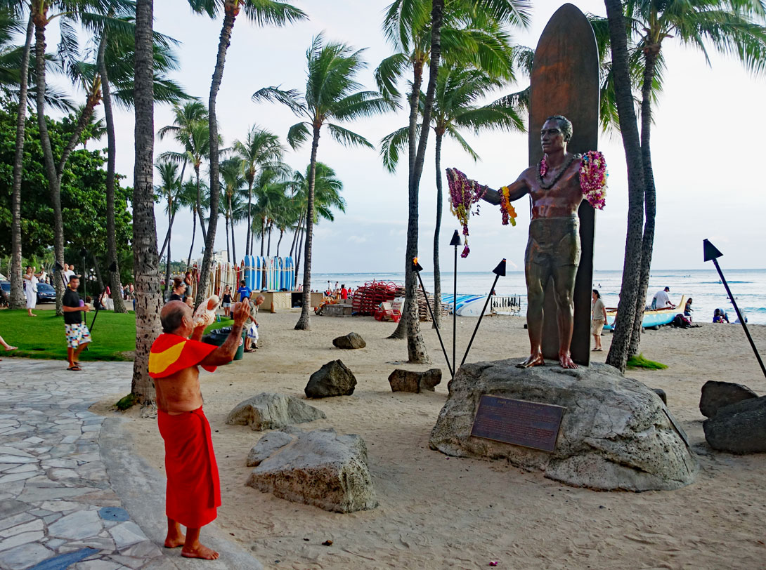 Duke Kahanamoku Statue am Kuhio Beach Statue von Duke Kahanamoku