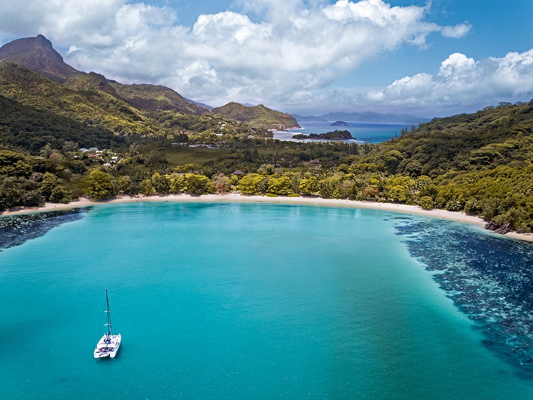 Nordstrand des Ephelia Resorts auf Mahé