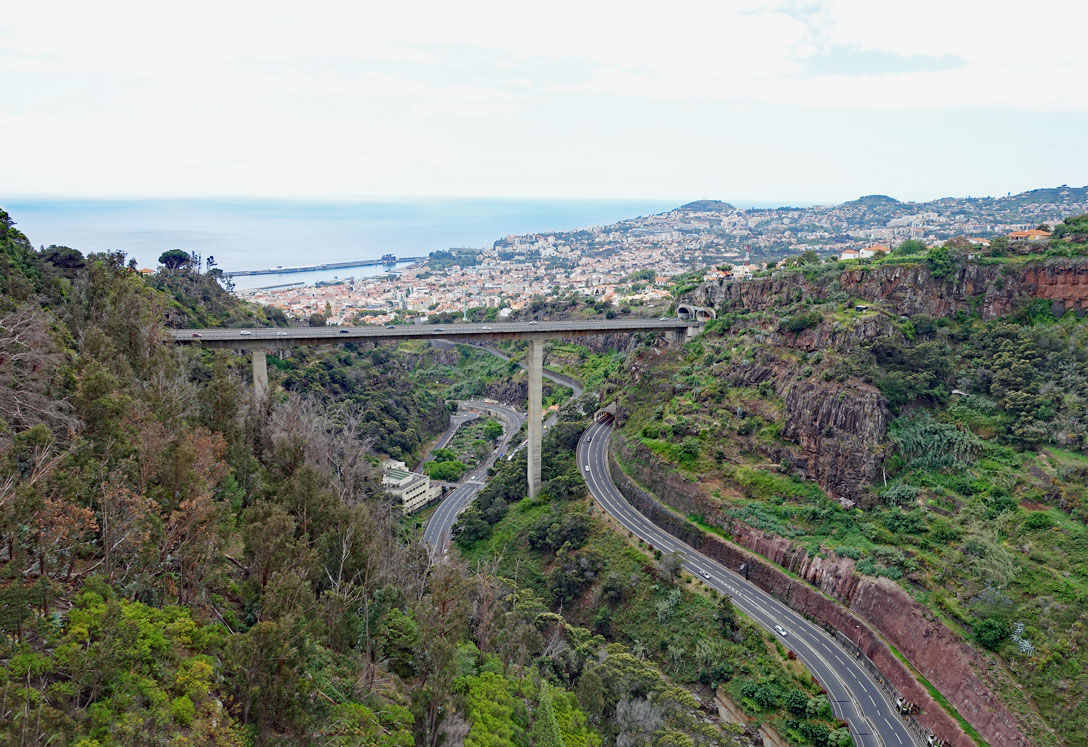Blick auf Funchal von der Seilbahn aus