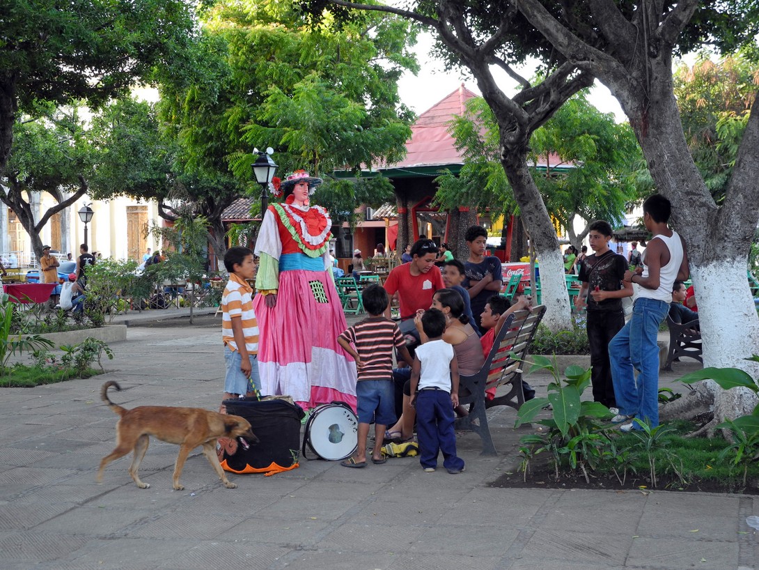 Puppe mit Kindern auf der Plaza Auf der Plaza in Granada in Nicaragua