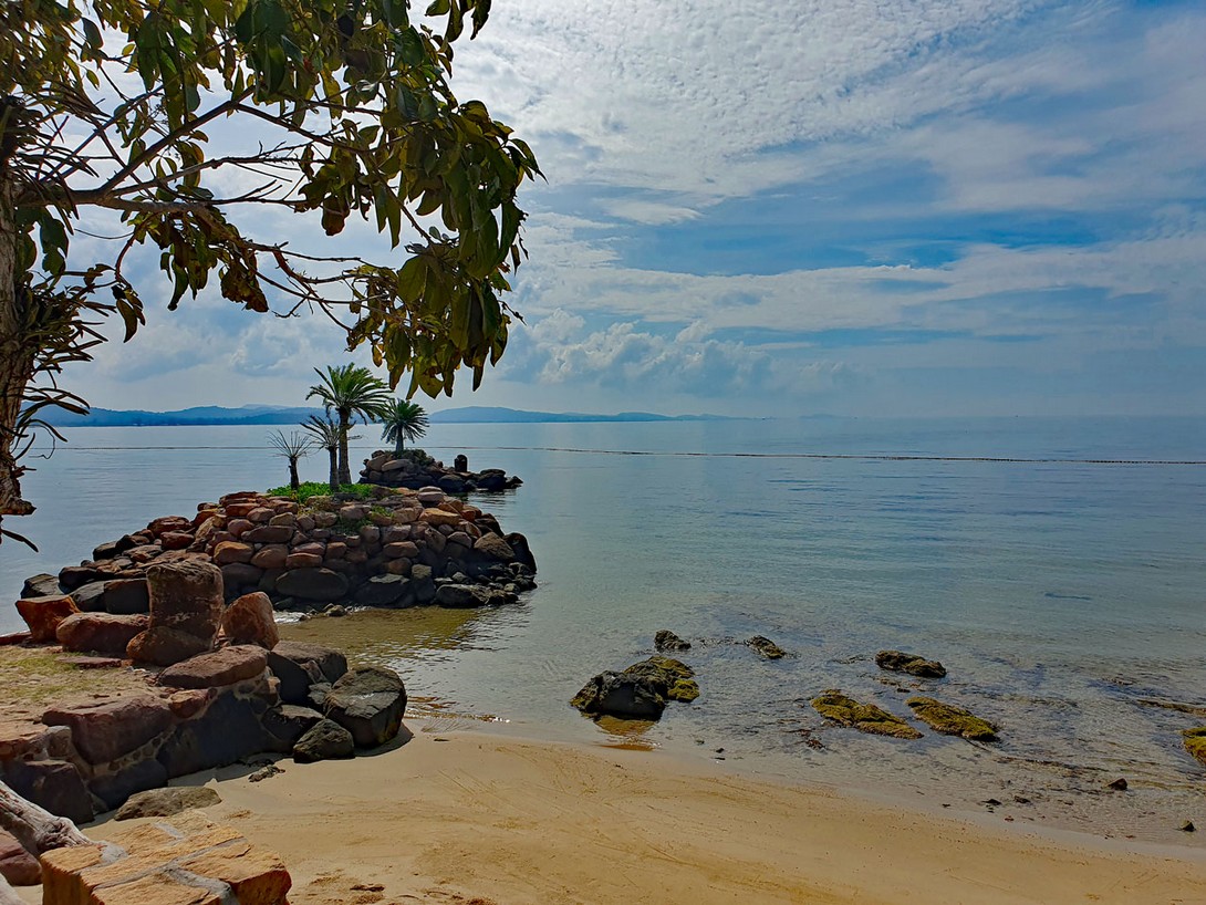 Blick bei Ebbe von der Tiki Bar aufs Meer