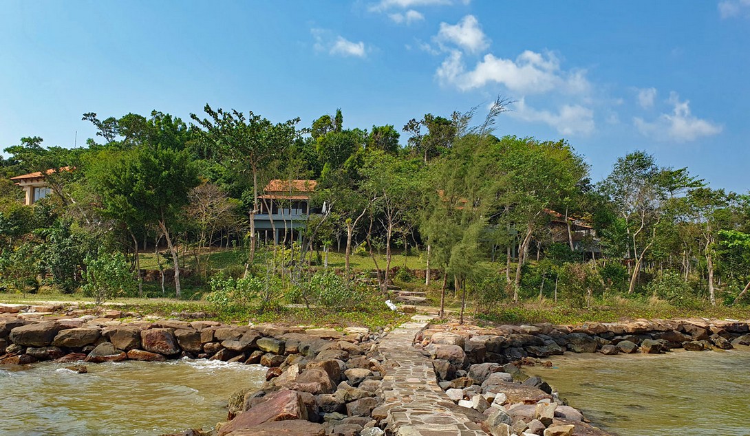 Gepflasterte Wege und Felsen am Meer