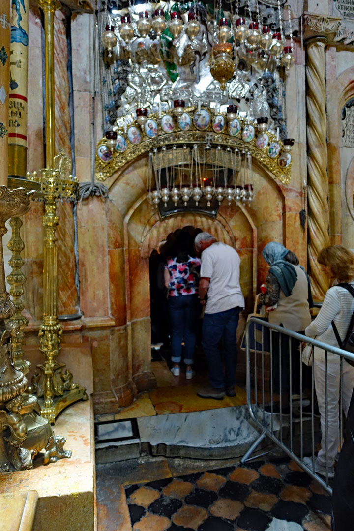 Eingang zur Krypta in der Grabeskirche