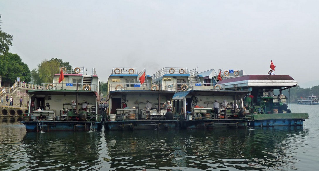 Boote an der Anlegestelle auf dem Li-Fluss mit Küche im Heck