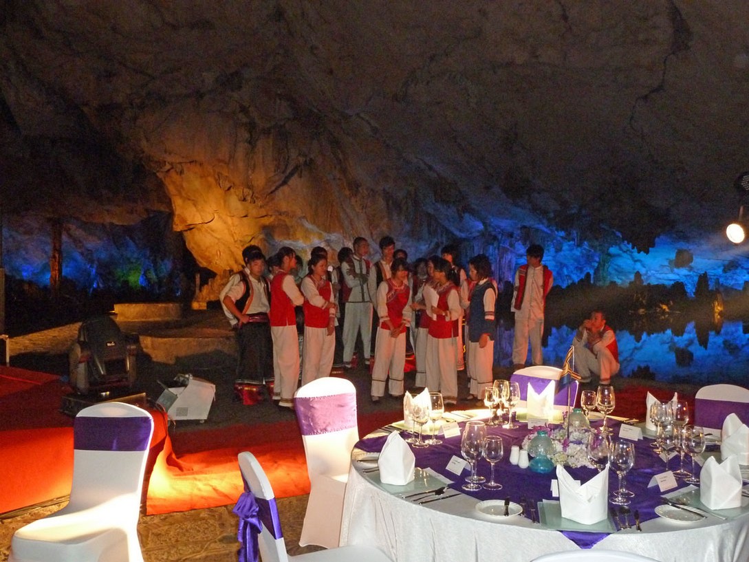Feier in der Rohrflötenhöhle in Guilin