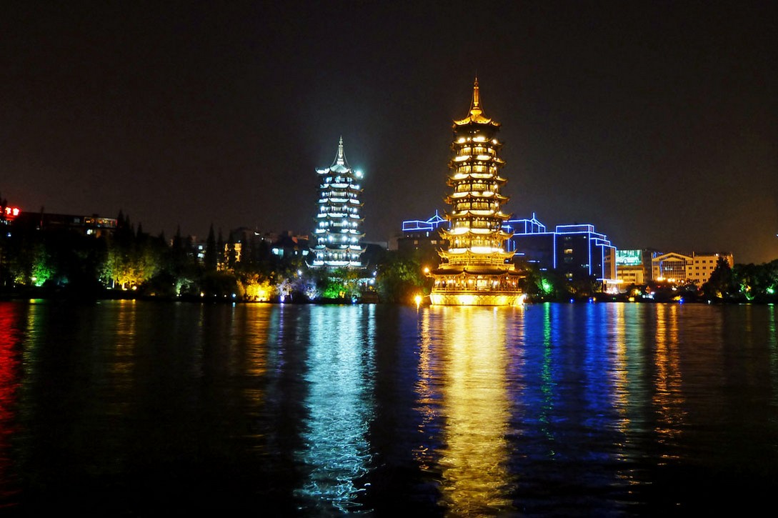 Beleuchtete Sonnen- und Mondpagode in Guilin