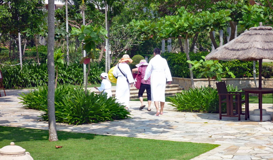 Chinesen mit Bademänteln auf Hainan