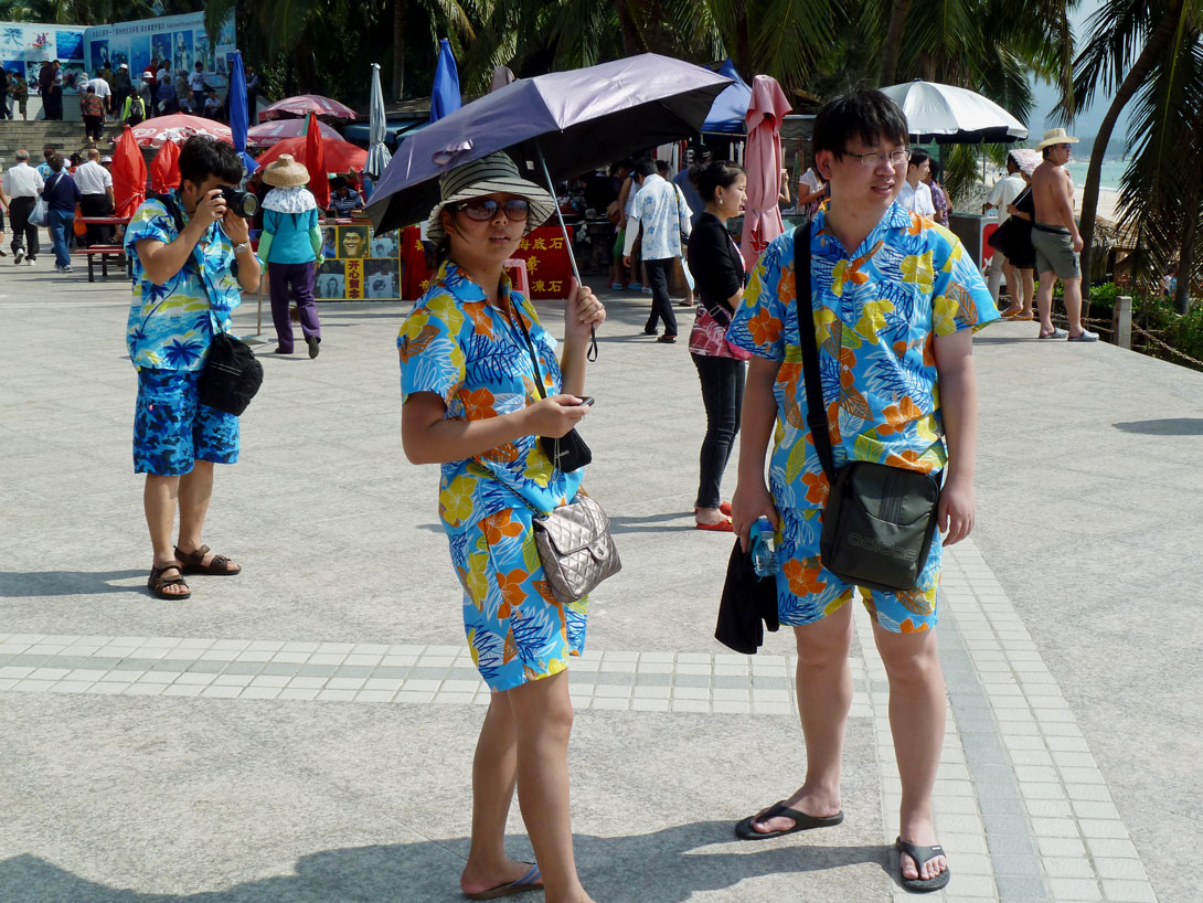 Chinesen mit Hawaii-Hemden in Hainan
