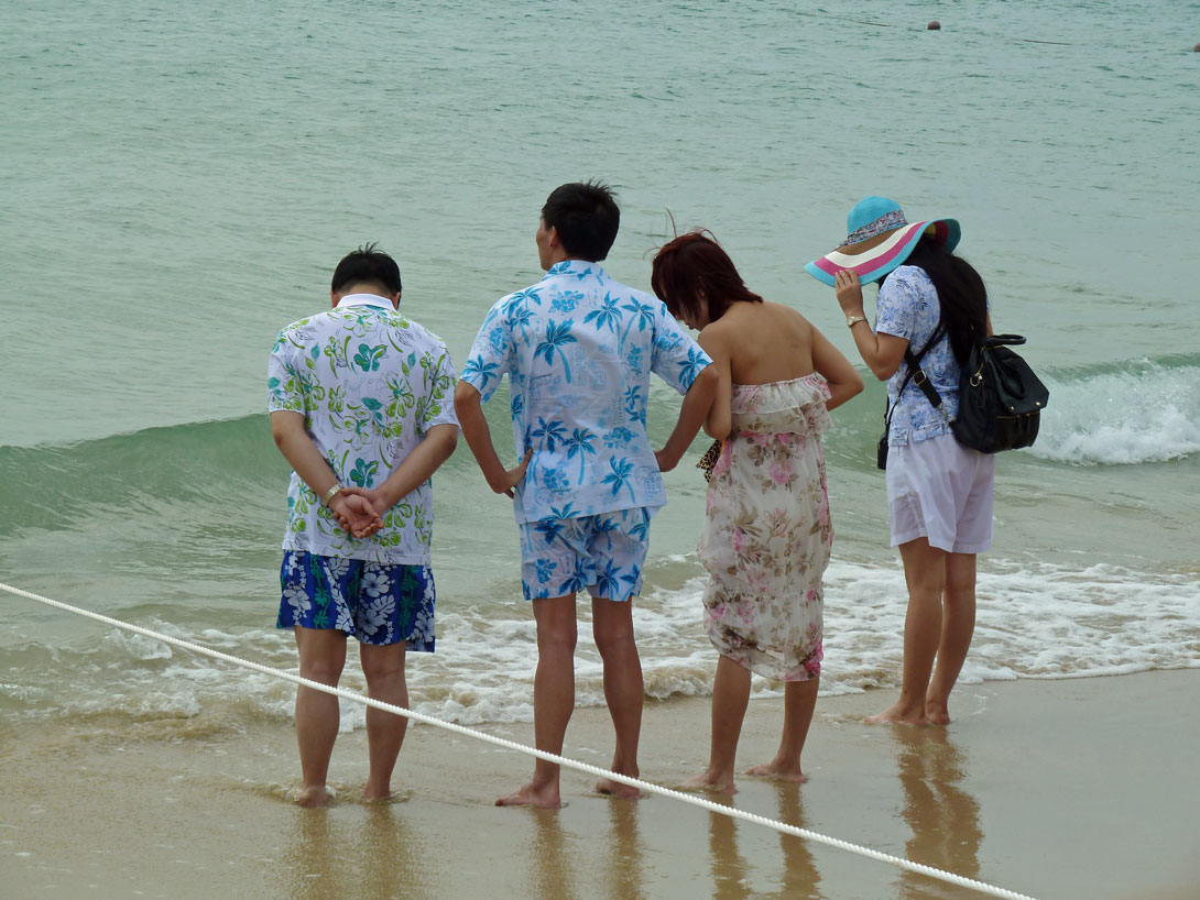 Chinesen mit Hawaiihemden auf Hainan