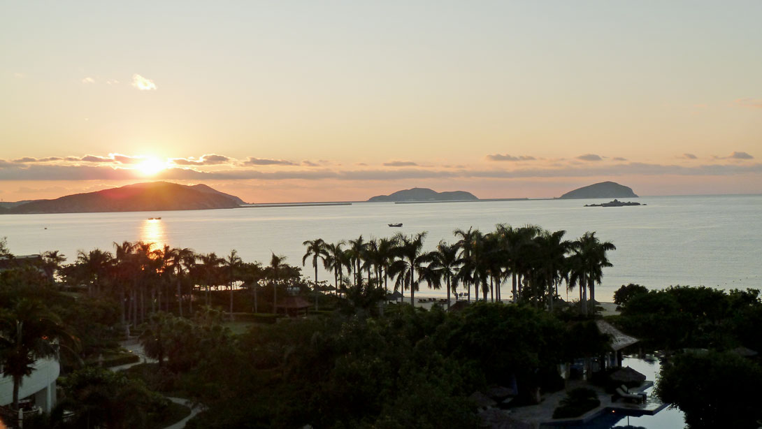 Sonnenaufgang im südchinesischen Meer auf der Insel Hainan