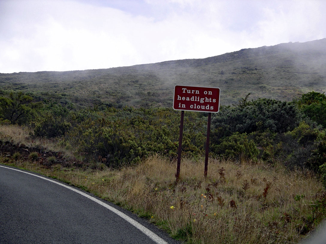 Schild am Highway zum Haleakala Schild am Highway zum Haleakala