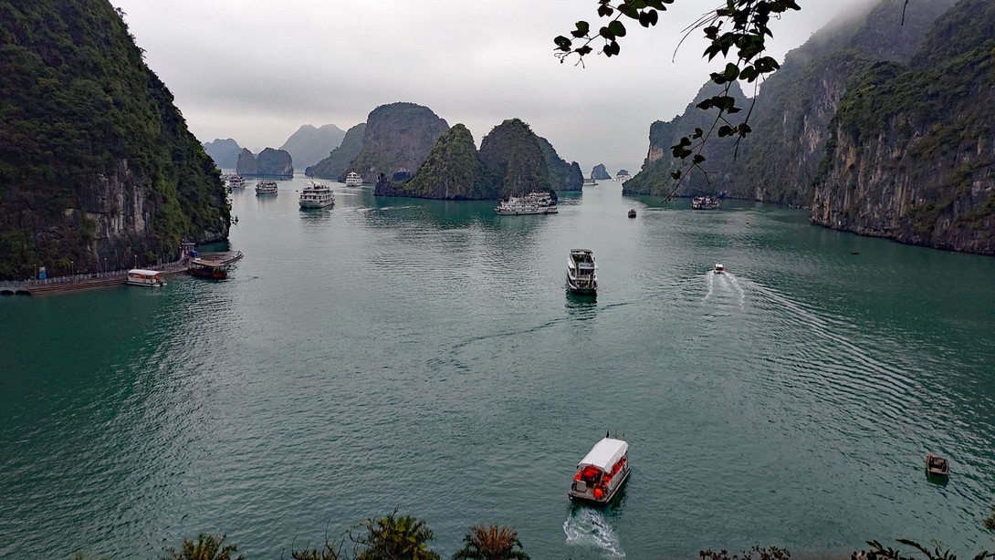 Ausblick von der Hang Sung Sot Höhle auf die Halong Bucht