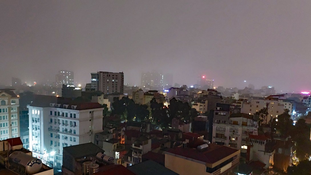 Smog über den Häusern von Hanoi am Abend