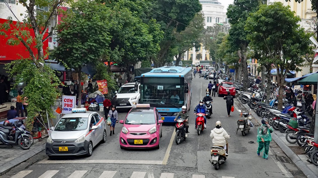 Straße mit Fußgängern in Hanoi