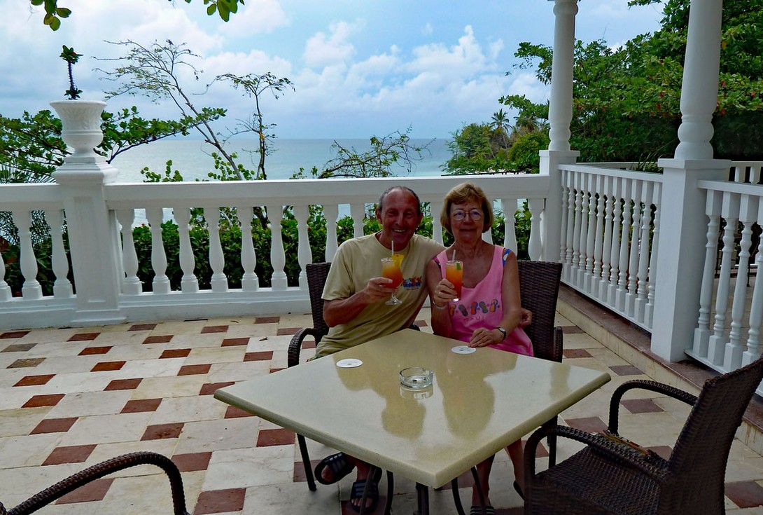 Happy Hour auf der Hotelterrasse des Bahia Principe Cayo Levantado