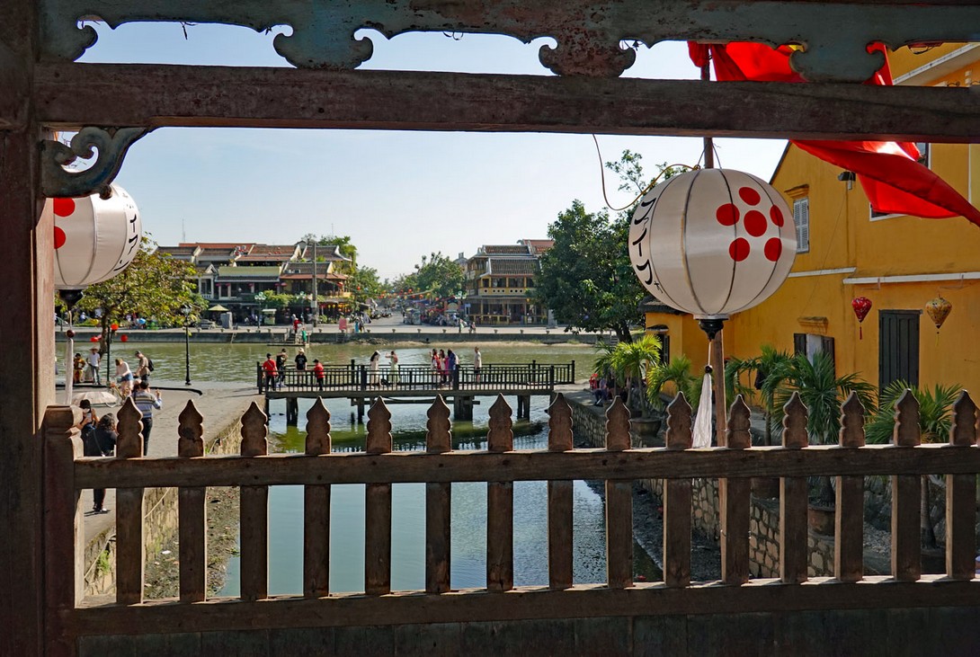 Blick von der japanischen Brücke auf den Fluss