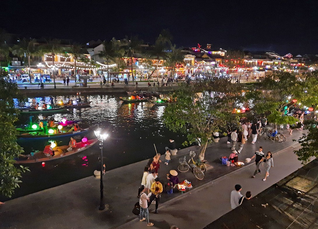 Blick vom Cargo Club Restaurant auf die Uferstraße in Hoi An