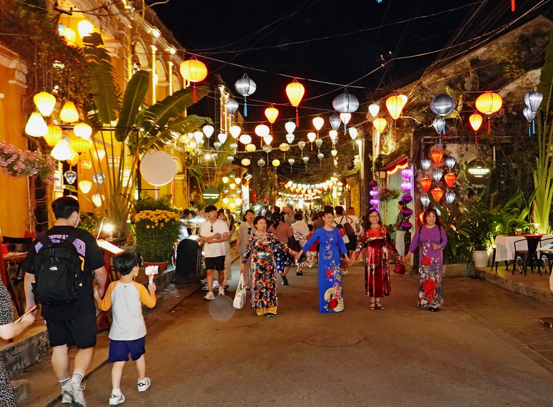 Altstadtstraße in Hoi An am Abend