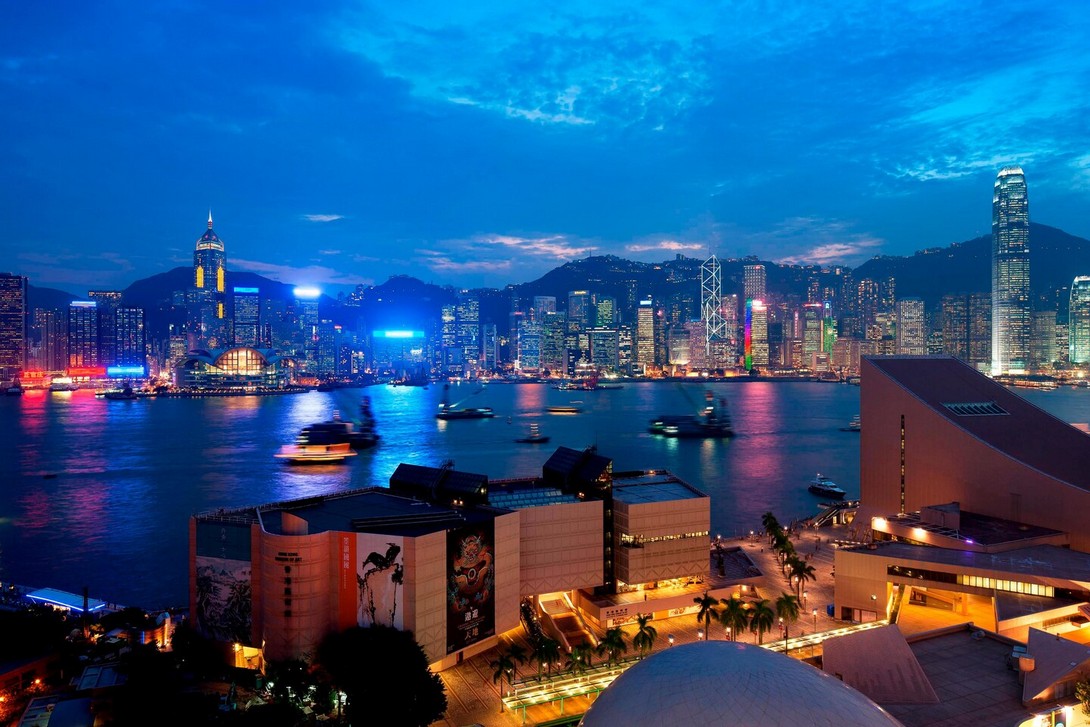 Blick aus der Skylounge des Sheraton-Hotels auf den Hafen und die Skyline von Hongkong