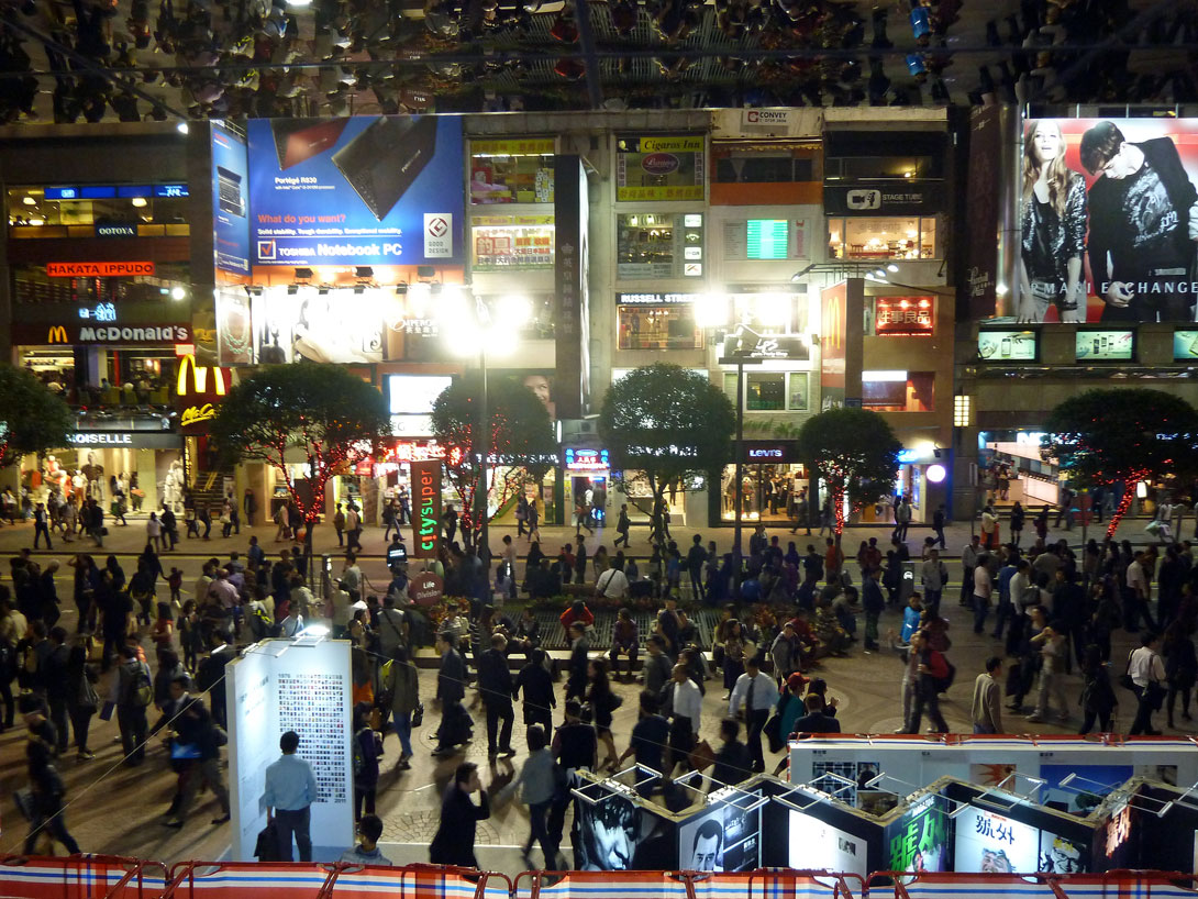Warteschlange an der Bushaltestelle am Timesquare