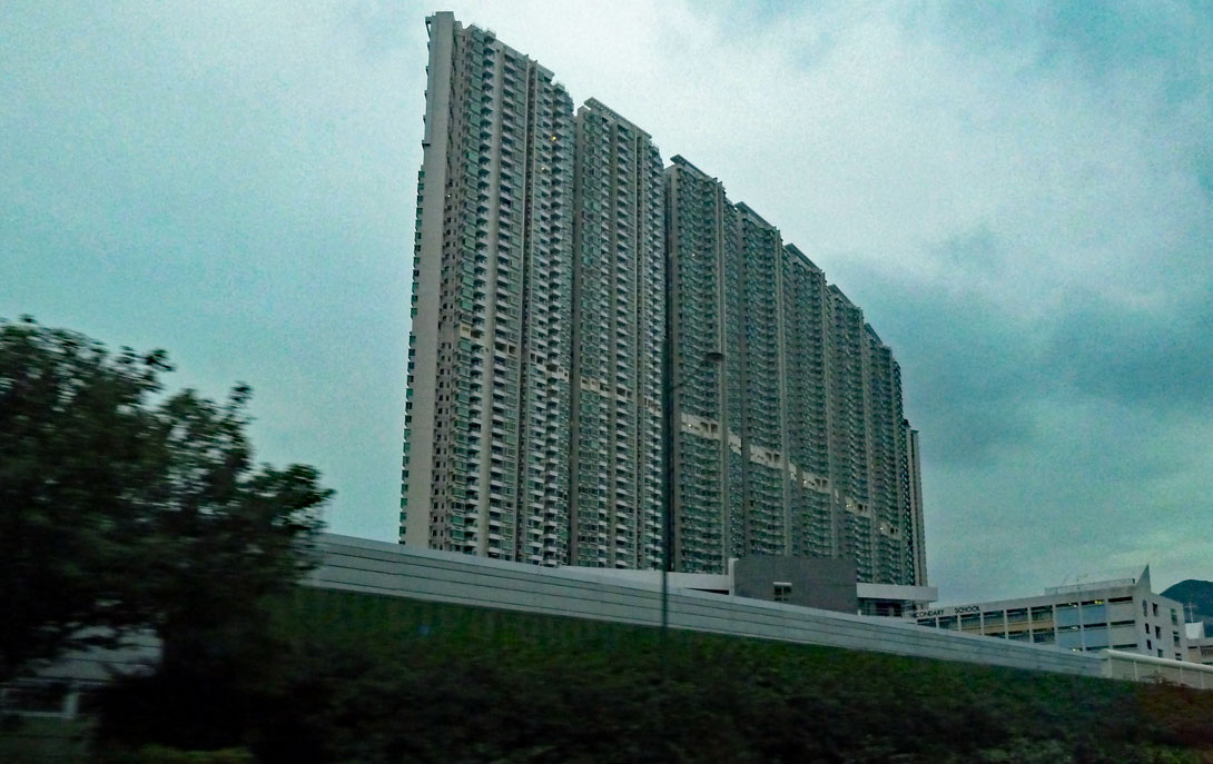 Wohnblocks in Hongkong auf dem Weg vom Flughafen zur City