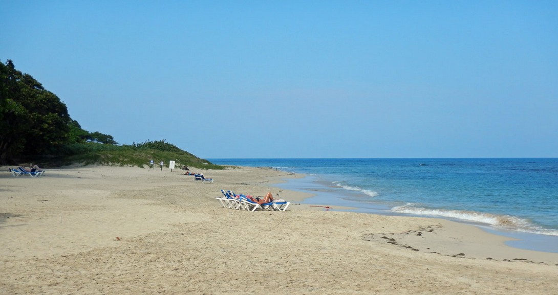 Strand vor dem Adults-Bereich mit Blick nach Westen