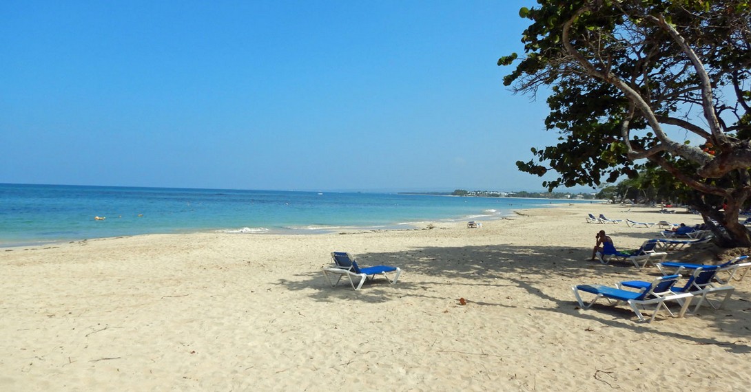 Hotelstrand vor dem Be Live Collection Marién