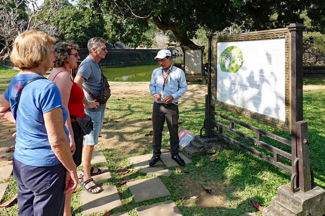 Eingangstafel am Mausoleum von Hue